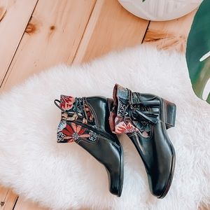 L’ARTISTE| Black leather short boots with tassels